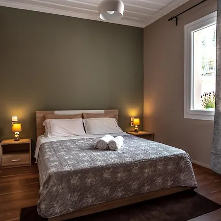 Athina's House Апартаменти *